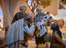 La Cueva - Recreación de la visita de los Reyes Magos a la Sagrada Familia (escenografía: Antonio Bernal; figuras: Angela Tripi)