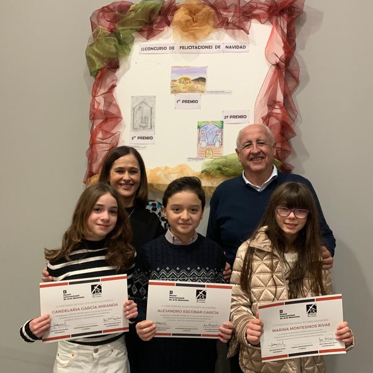 Ana Caballero y Antonio Díaz junto a los escolares premiados en el II Concurso de Felicitaciones Navideñas del Museo Internacional de Arte Belenista de Mollina