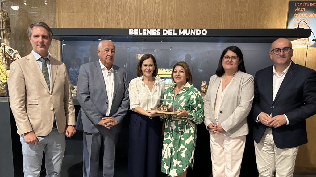 Sevillano, Díaz, Caballero, Andrade, Yepes y López, en la donación de un belén de Ecuador para la colección de Belenes del Mundo del Museo Internacional de Arte Belenista de Mollina